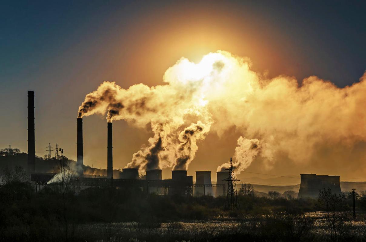 工厂的烟囱不停的在排放废气污染环境